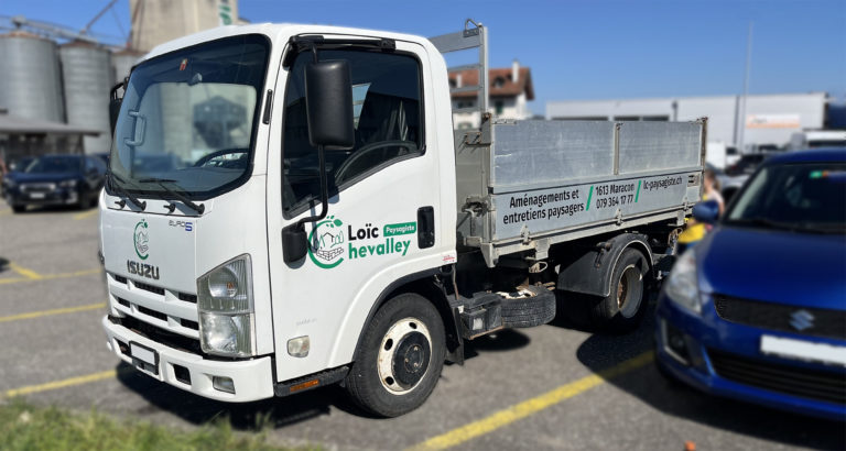 camionnette de paysagiste vue de profil habillée par les autocollants, de qualité professionnelle découpé sur mesure, de la marque Loïc Chevalley Paysagiste" et des informations de contact